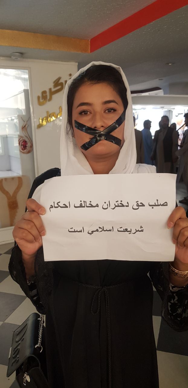 Ağzını bantlayarak haklarını isteyen Afgan kadın protestocu